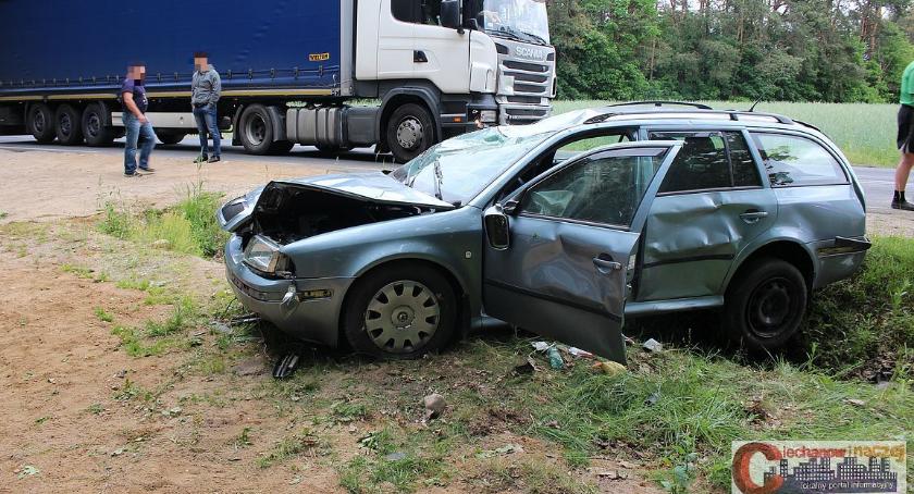 Skoda dachowała po zderzeniu z ciężarówką pod Ciechanowem. Dwie osoby trafiły do szpitala (zdjęcia)