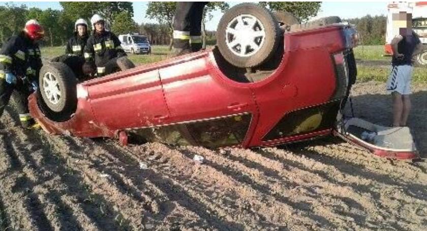 Wasze Info: Wypadła z drogi podczas wyprzedzania. Auto dachowało