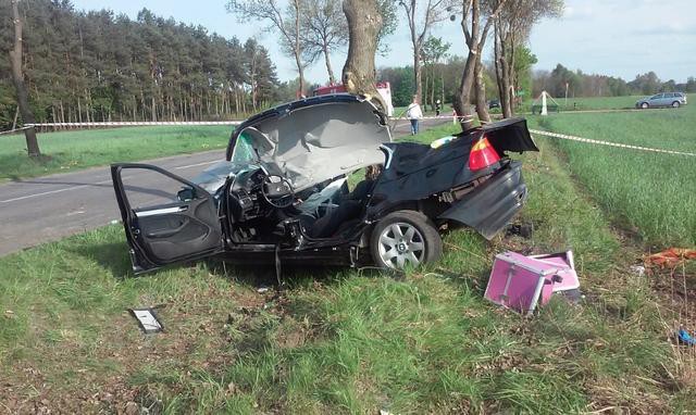BMW uderzyło w drzewo. 22-letni kierowca w ciężkim stanie trafił do szpitala
