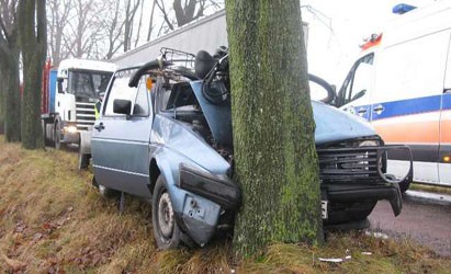 VW Golf  uderzył w drzewo