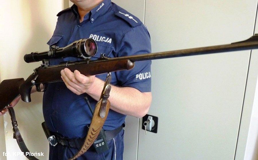 Pijany kierowca przewoził broń i 15-letniego syna