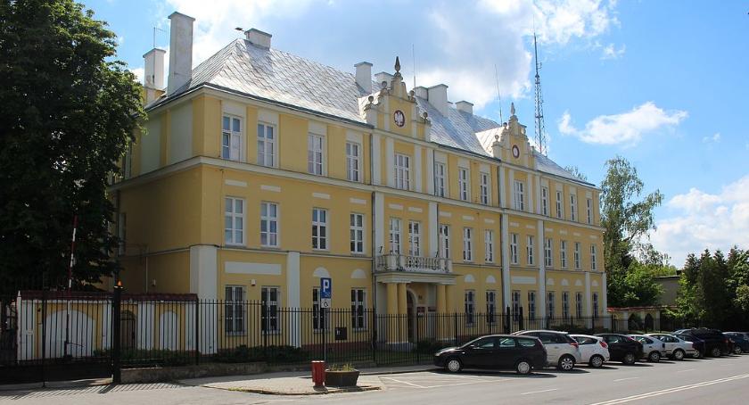 We czterech zaatakowali ciechanowianina i wbiegli za nim do komendy. Wśród poszkodowanych policjant