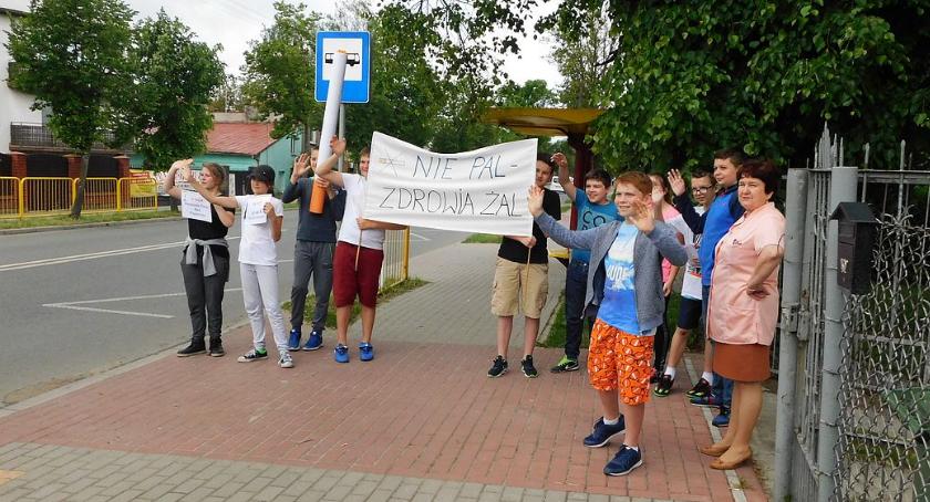 Uczniowie pikietowali na ul. Płońskiej (zdjęcia)