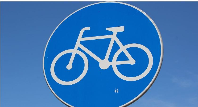 Kierowca Forda potrącił rowerzystę