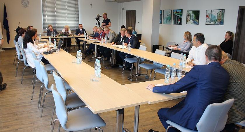 Nowe inwestycje oraz dodatkowe miejsca w przedszkolach i żłobkach nie przyciągnęły radnych na obrady