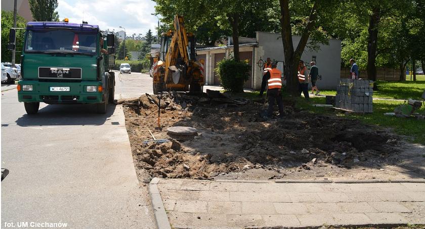 Na Aleksandrówce ruszył remont zatoki parkingowej