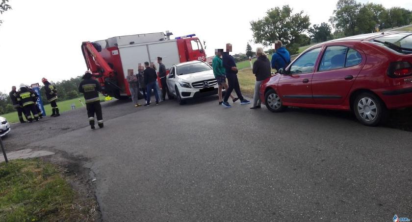 20-latek uderzył Renault w Mercedesa (zdjęcia)