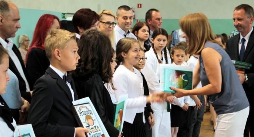 Uczniowie ciechanowskiej SP 3 pożegnali rok szkolny (zdjęcia)