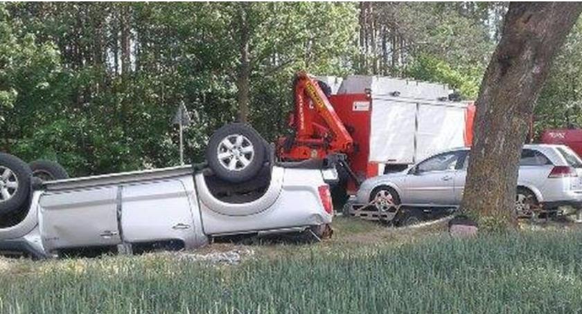 Toyota z lawetą dachowała niedaleko Ciechanowa