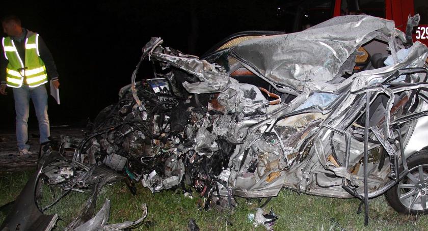 Tragiczny finał zderzenia Lexusa z tirem (zdjęcia)