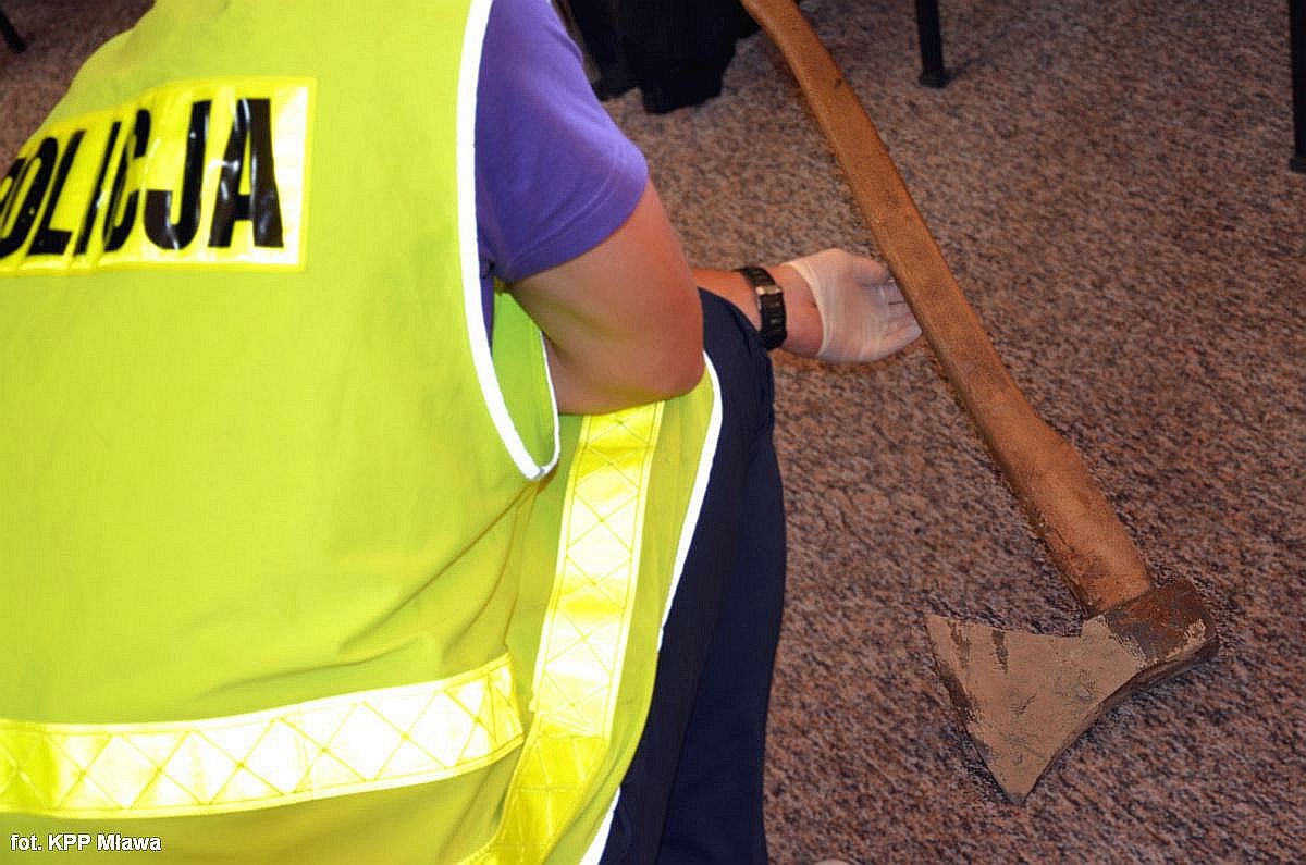 23-latek zatrzymany po pościgu. Groził policjantom siekierą. Trafił na oddział psychiatryczny