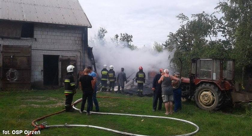 Pożar garażu w Ojrzeniu. W środku był ciągnik
