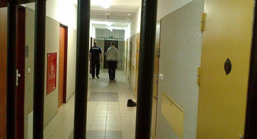 U sąsiadów: Amator kebabów pobił i okradł dostawcę