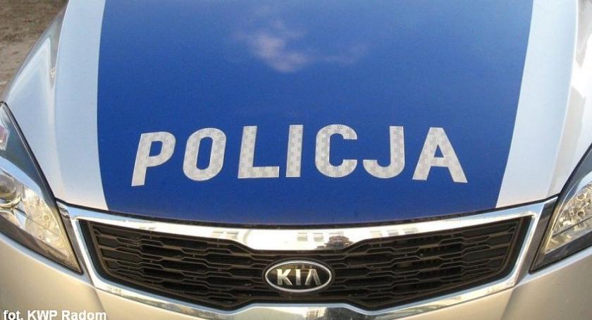 Zasnął za kierownicą? 22-latek uderzył w zaparkowaną ciężarówkę niedaleko Ciechanowa