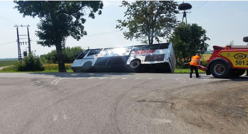 Autokar wpadł do rowu. Podróżowało nim prawie 40 osób