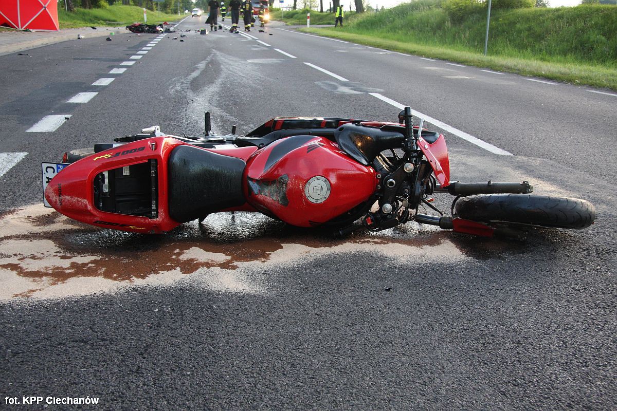 Tragiczny wypadek pod Ciechanowem. Jedna osoba nie żyje, dwie są ranne (akt.)