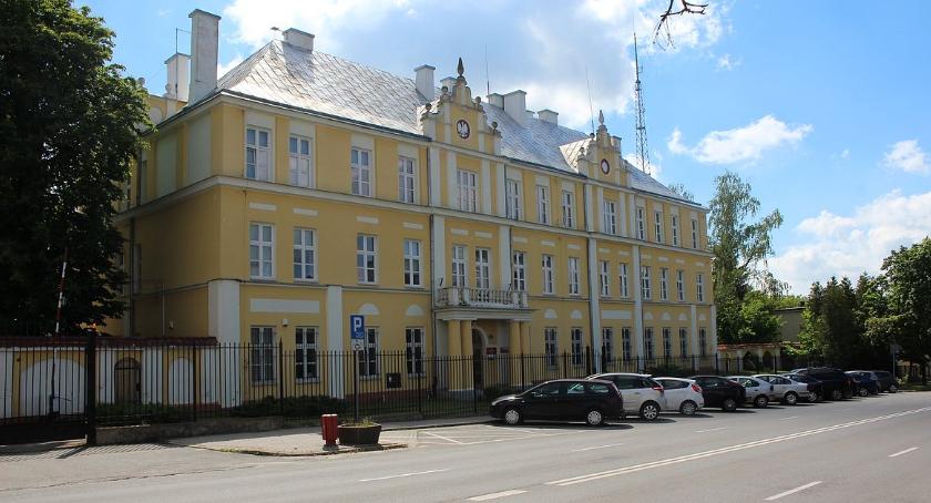 Po bójce w ciechanowskiej komendzie. Trzech sprawców wciąż na wolności