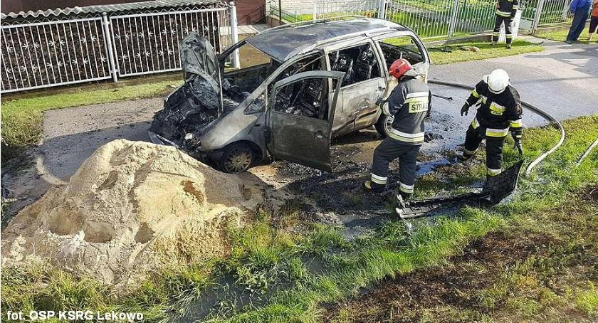 Pożar samochodu niedaleko Ciechanowa. Właściciel poparzony (zdjęcia)