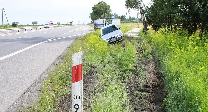 BMW wpadło do rowu na drodze krajowej. Ranna 22-latka