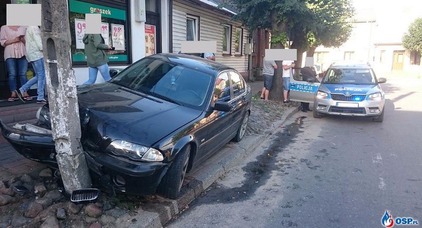 Nastolatek chciał się pouczyć jeździć. Potrącił pieszego i uderzył w słup (zdjęcia)