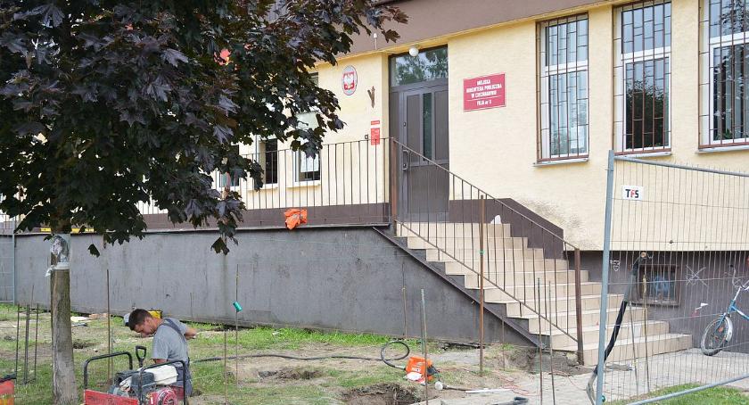 Przy ciechanowskiej blibiotece powstaje pochylnia dla wózków
