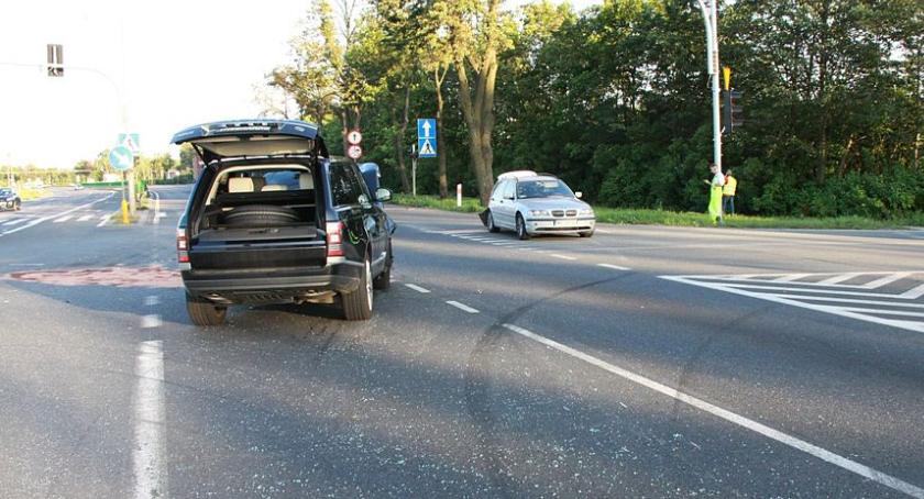 Range Rover wjechał w tył BMW. Jedna osoba ranna
