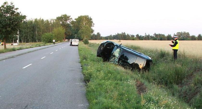 Nissan dachował po zderzeniu z dostawczakiem. Dwie osoby ranne
