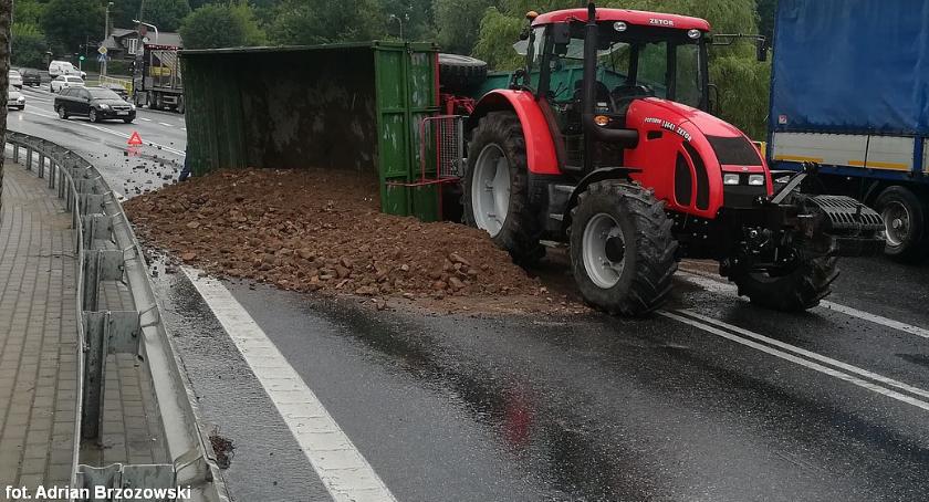 Wasze Info: Zdarzenie drogowe na wiadukcie. Są utrudnienia w ruchu (zdjęcia)