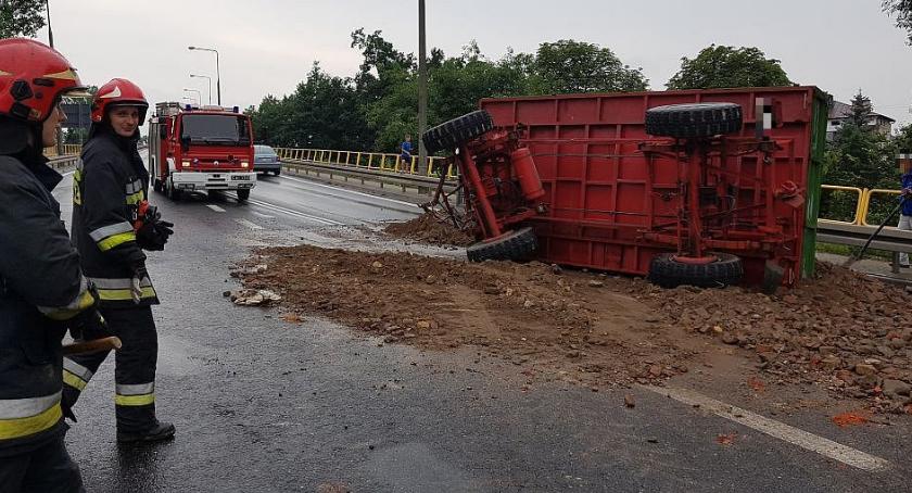 Przyczepa przewróciła się na wiadukcie i zawadziła osobówkę (nowe informacje i zdjęcia)