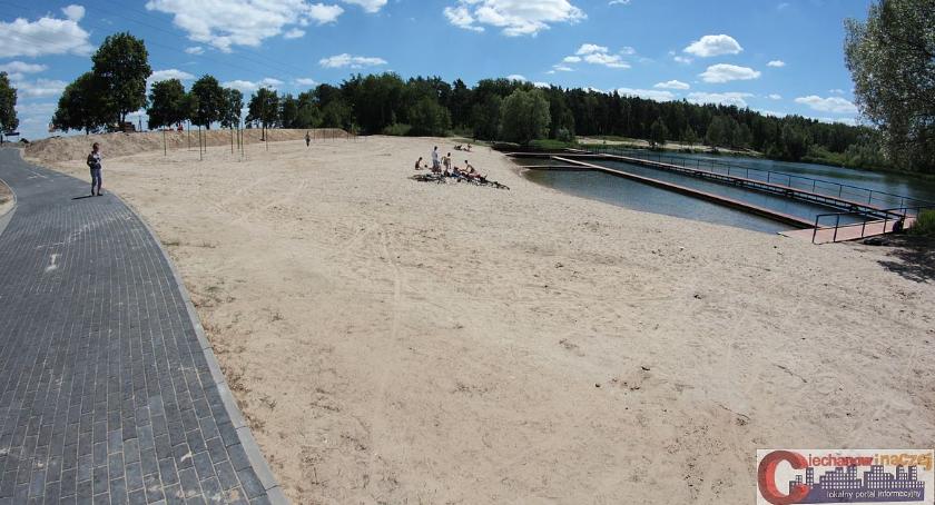 O krok od tragedii na Krubinie. Pijana z dużą prędkością wjechała autem na plażę