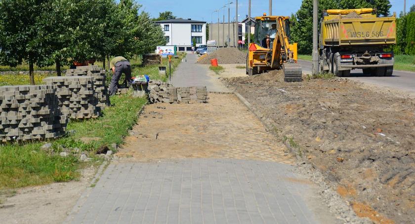 Na ul. Parkowej ruszyła budowa miejsc parkingowych. Przy kładce pojawią się m.in. ławki