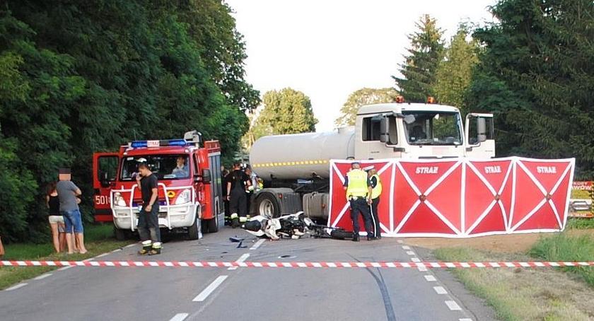 Cieżarówka zajechała drogę motocykliście. 27-latek zginął na miejscu (zdjęcia)