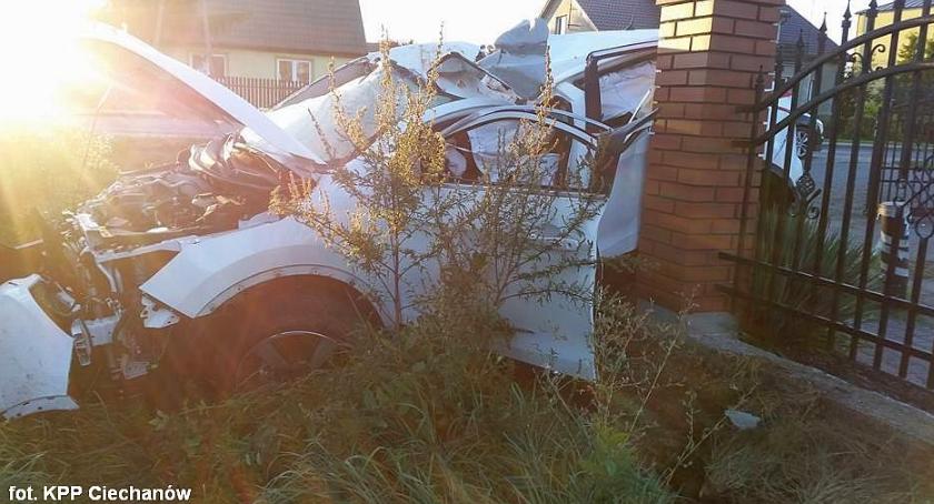 Nissan staranował ogrodzenie posesji w Ojrzeniu. Wcześniej zderzył się z BMW (zdjęcia)