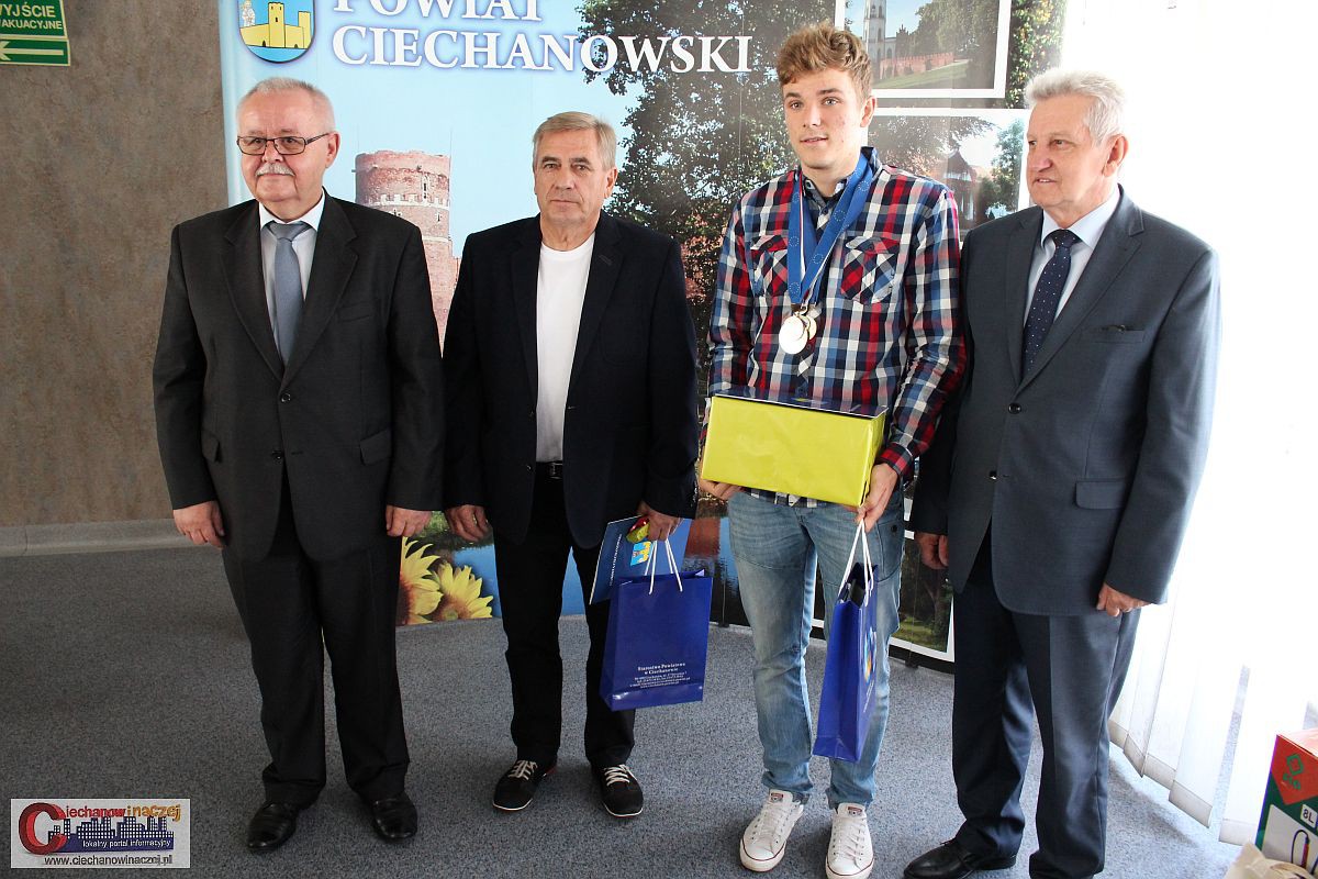 Kolarski mistrz z Ciechanowa doceniony przez starostę (zdjęcia)