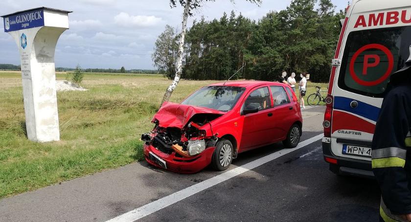 Zderzenie osobówek pod Glinojeckiem. Ciężarna z dwójką dzieci trafili do szpitala (zdjęcia)