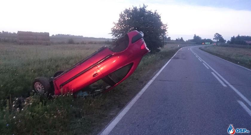 Kierowca uciekł po dachowaniu Citroena. Policja szuka świadków (zdjęcia)