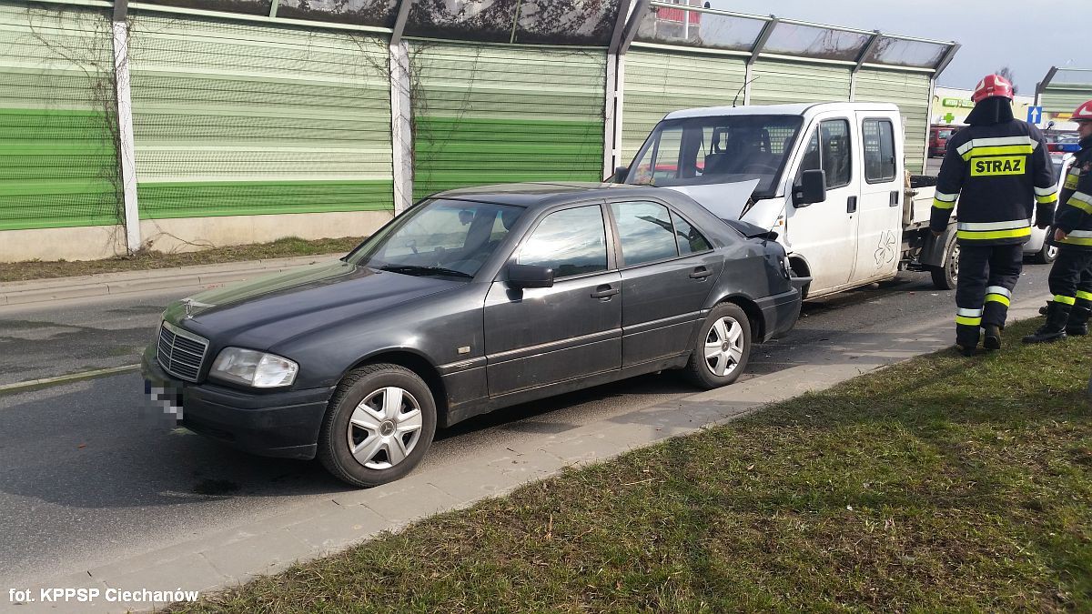Pijany spowodował kolizję na Armii Krajowej. Jechał kradzionym autem (zdjęcia)