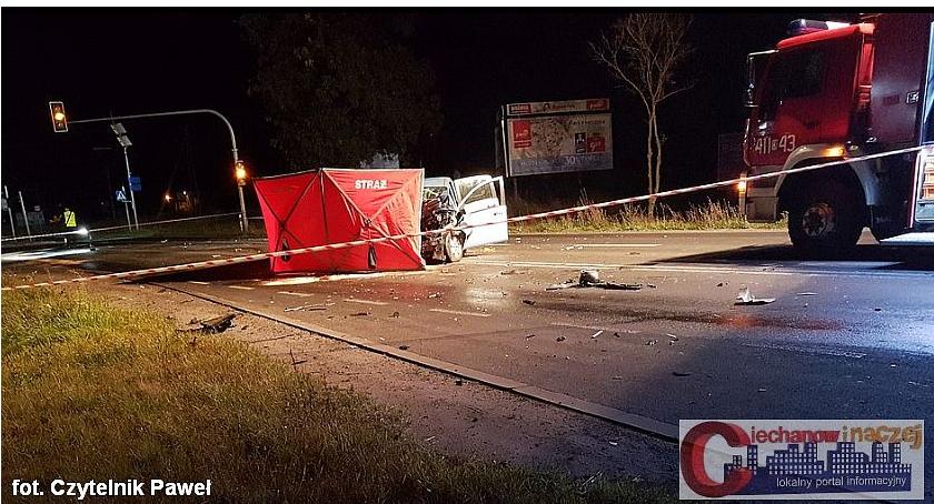 Wasze Info: Śmiertelny wypadek na skrzyżowaniu przy centrum handlowym pod Ciechanowem (zdjęcia)
