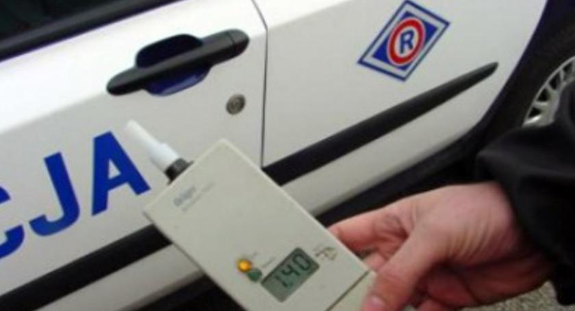 Pijany motorowerzysta nie był w stanie dmuchnąć w alkomat. Zatrzymał go inny kierowca