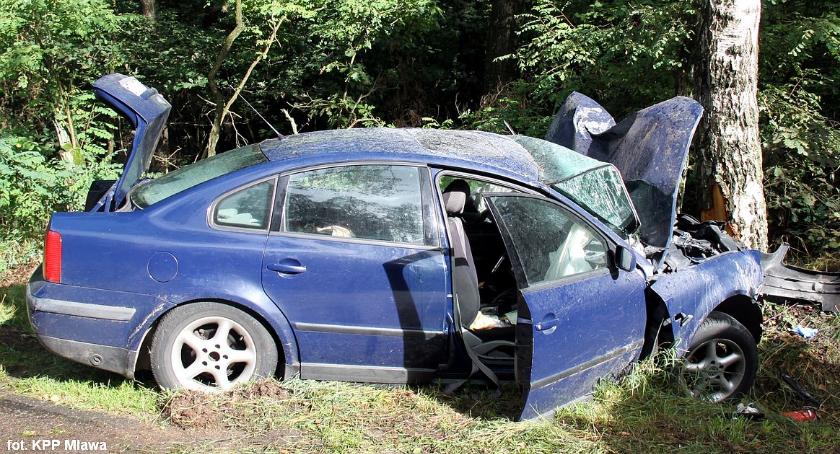 Passat uderzył w drzewo. Kierowca był pod wpływem alkoholu