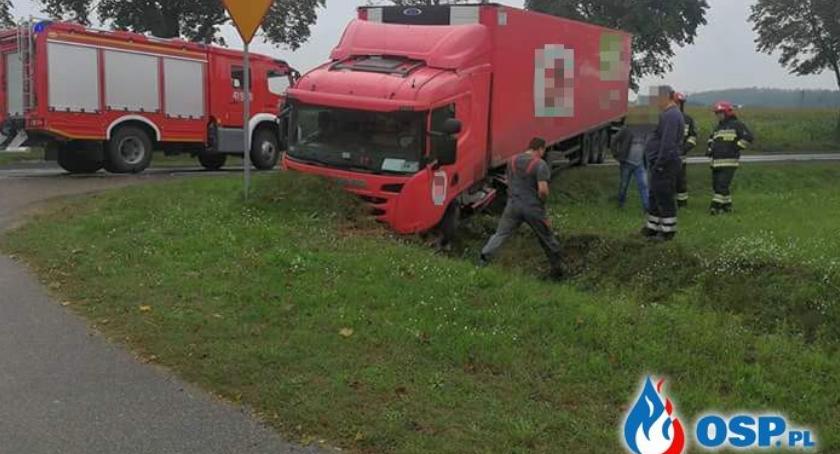 Zderzenie osobowego Opla z ciężarówką pod Glinojeckiem. 21-latka w szpitalu (zdjęcia)