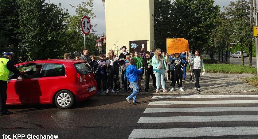 Uczniowie z Ciechanowa apelują do kierowców: Nie polujcie na zebrach!