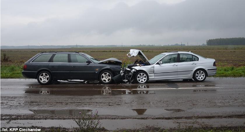 Zderzenie Audi z BMW pod Gołyminem. Wśród poszkodowanych nastolatka w ciąży (zdjęcia)