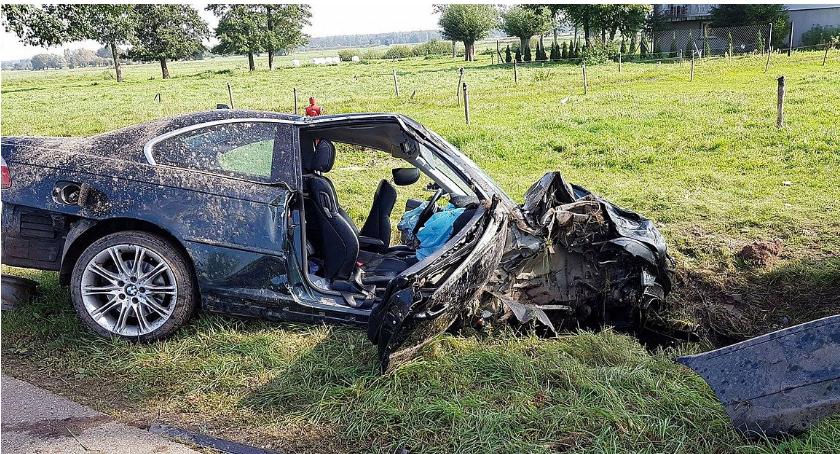 BMW uderzyło w drzewo. Ranne dwie młode osoby (zdjęcia)