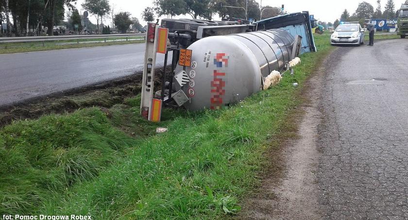 Cysterna z płynnym asfaltem wywróciła się na drodze krajowej (zdjęcia)