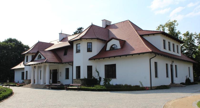 Weekend w Opinogórze: koncert Artura Gotza i wiersze przy lampie naftowej