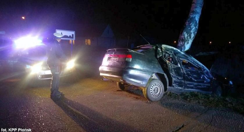 Pijany i bez prawa jazdy uderzył Seatem w drzewo. Przewoził trójkę dzieci