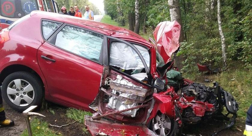 Kia uderzyła w drzewo pod Glinojeckiem (zdjęcia)