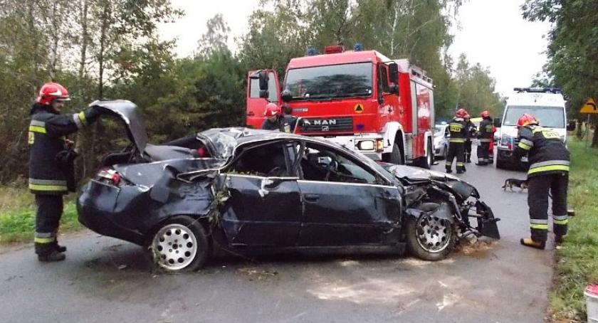 Osobowe Audi dachowało pod Ciechanowem (zdjęcia)
