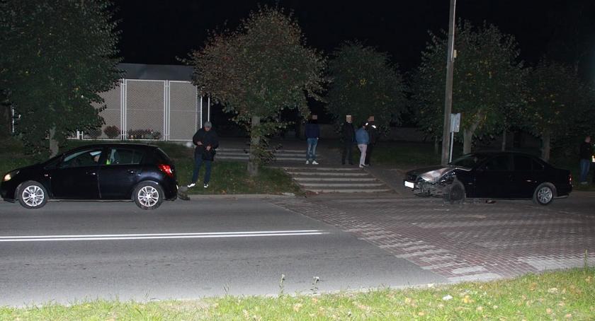 U sąsiadów: 20-latka uderzyła BMW w Opla. Ten potrącił pieszą